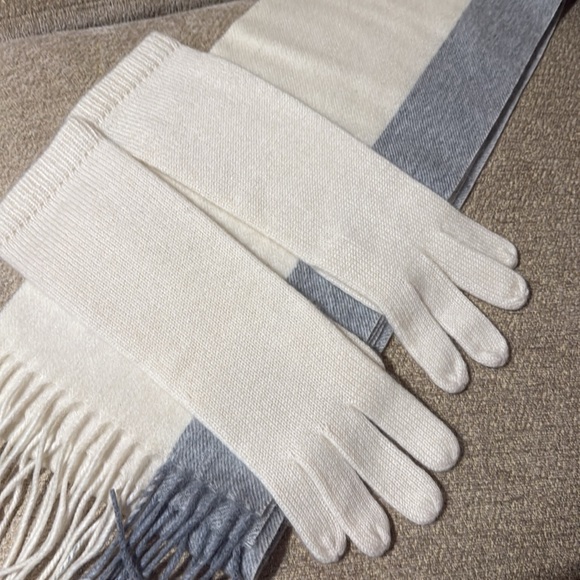EUC Vintage Ann Taylor White and Grey Cashmere Scarf & Glove Set - Picture 5 of 5